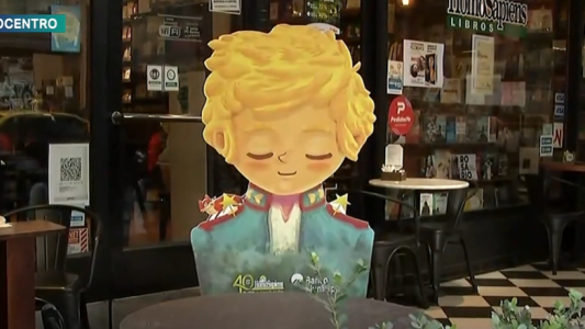 Original propuesta en un bar del centro: podés compartir tu mesa con personajes infantiles