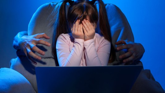 Descrubrió que un hombre acosaba a su hija de 9 años por Whats App y Tik Tok