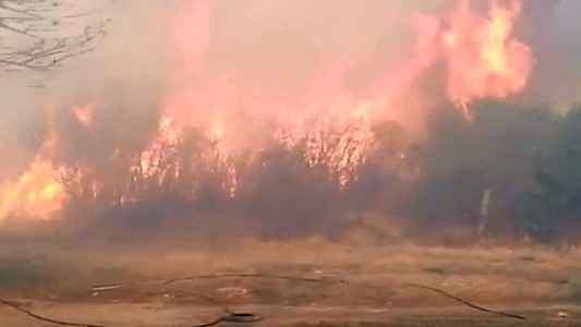 El fuego amenaza las viviendas en las islas: vecinos y voluntarios intentan correrlo con baldes