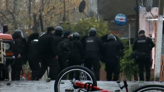 Volcó un camión con carne y hubo graves incidentes entre los vecinos y la policía