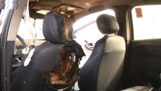 Asaltan a un taxista y dejan el auto abandonado en un descampado