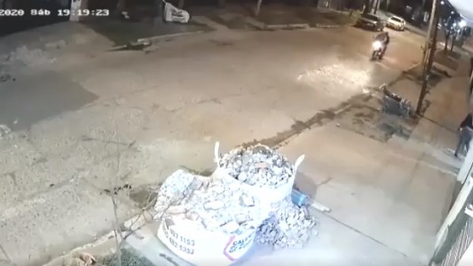 Video: escapó de motochorros y logró esconderse en la casa de un vecino