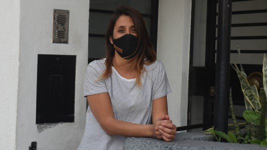 Una joven le regaló su bicicleta a un repartidor al que le robaron frente a su casa