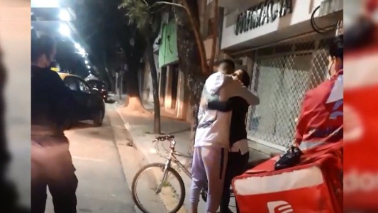 Le robaron la bici a un cadete y una vecina le regaló la suya para que pueda seguir trabajando