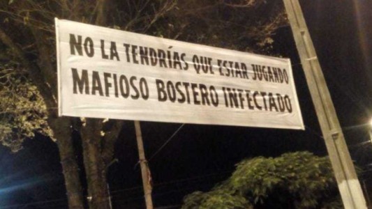 "Mafioso bostero infectado", la bienvenida de los hinchas de River para Boca en Asunción