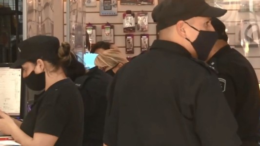 Asaltaron un local y se llevaron más de 100 celulares en pleno Paseo del Siglo