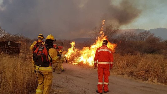 Intenso combate de los incendios en Córdoba en una jornada infernal
