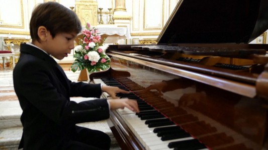 Video: Tiene sólo 6 años y asombra con su talento al tocar el piano