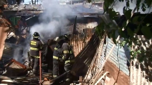 Se incendió una casilla en Arévalo al 6100 y su propietario perdió todo