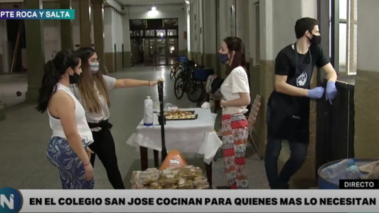 Chicos del colegio San José reparten viandas a quienes más lo necesitan