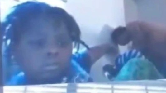 Video: durante una clase por Zoom la mamá de un alumno apareció desnuda