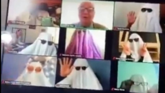 Adelanto de Halloween: Alumnos asustan a profesor vestidos de fantasmas en clase virtual