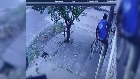 Saltó un tapial, se deslizó por una columna y robó una bici del interior de una vivienda