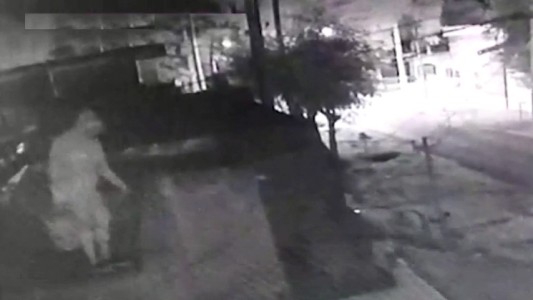 Trepándose por los techos, se roban hasta las garrafas