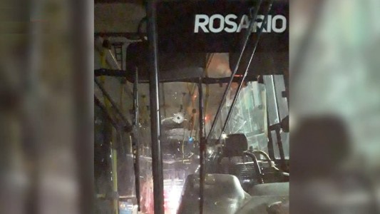 Dispararon contra un colectivo y el chofer salvó su vida de milagro