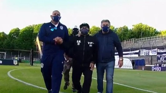 Diego Maradona estuvo presente en el "Bosque", pero debió irse tras un emotivo homenaje