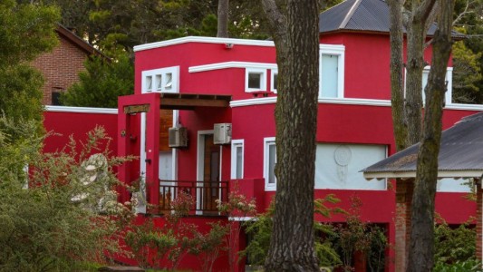 Insólito: usurparon una casa en Cariló y le pintaron la fachada de otro color