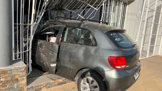 Rápidos y Furiosos versión criolla: corría picadas y terminó con el auto incrustado en un local