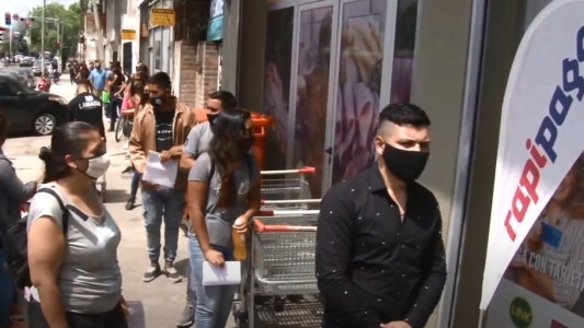 Largas colas por un trabajo: centenares de aspirantes se presentaron para cubrir seis puestos