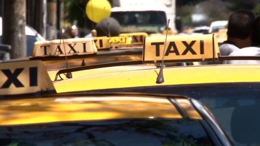 Peones de taxis marcharon contra las aplicaciones