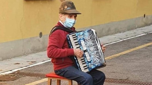 Un abuelo de 81 años toca serenatas para su esposa internada