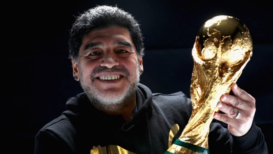 El día que Maradona se reencontró con la Copa del Mundo: "La amo"