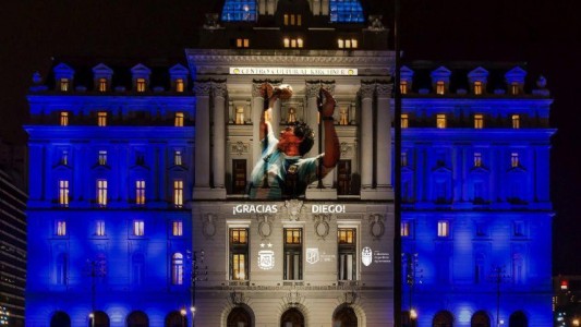 Iluminaron monumentos y fachadas de edificios porteños en memoria de Maradona