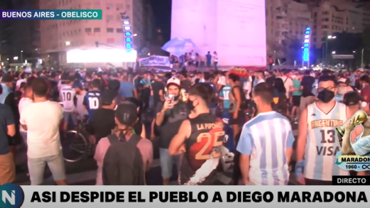 Con cantos y llantos una multitud despidió a Maradona, "la alegría del pueblo", en el Obelisco