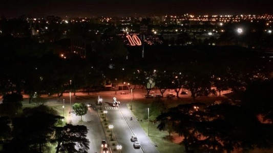 Newell's recordó a Maradona con el "10" iluminado en la tribuna
