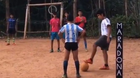 Homenaje desde la India: nenes recrean el gol imposible a Juventus