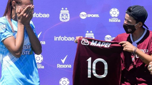 Emotivo debut en Primera de la futbolista trans Mara Gómez