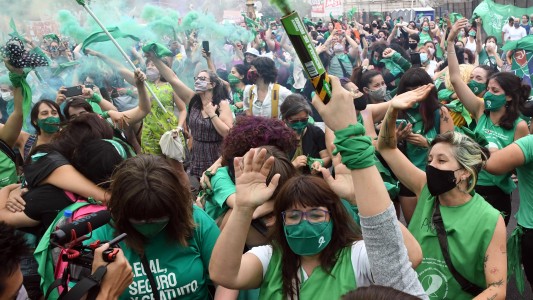 Una multitud "verde" festejó en las calles la media sanción