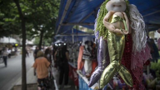 Arrancó la tradicional Feria Artesanal Navideña de la Plaza Pringles