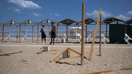 Desarman cientos de carpas en Mar del Plata para ampliar las playas públicas