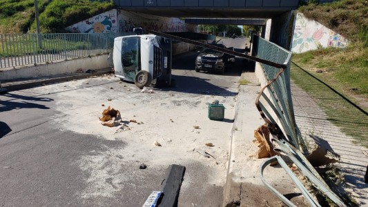 Fuerte choque entre dos camionetas en España y Circunvalación