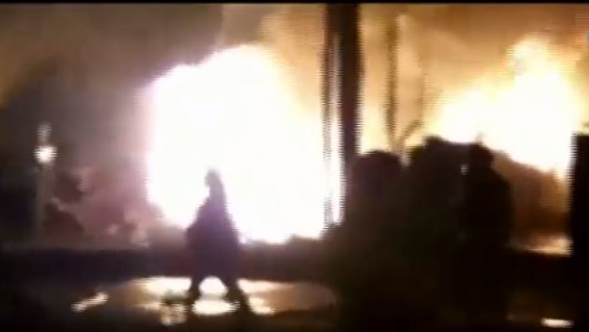 Por la pirotecnia se incendió un aserradero en Moreno: cuatro familias perdieron sus viviendas