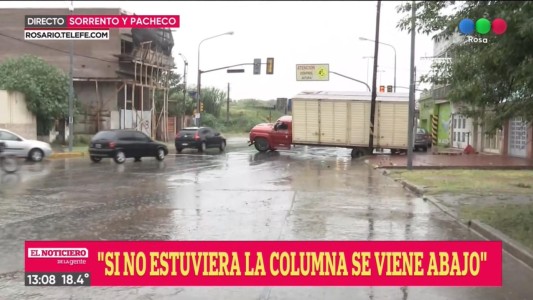 Un camión se hundió en el pavimento