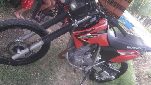 Vendió la moto y le pagaron con 2 mil dólares falsos