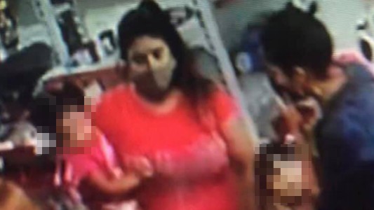 Infancias perdidas: video muestra a nenas que ayudan a robar a sus mamás mecheras