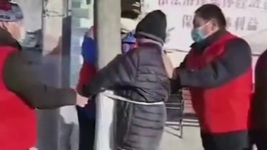 Video: ataron a un anciano a un árbol como castigo por violar la cuarentena