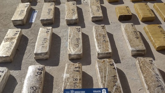 Hallaron más de 204 kilos de marihuana debajo de una cama en Melchor Romero