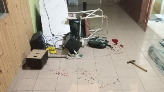 Desconoció a su amigo con quien vive y le partió la cabeza de un martillazo