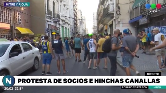 Reclamo de hinchas de Central en la sede de Mitre al 800