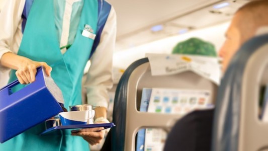 Video de TikTok: la azafata que recomienda "nunca pedir café o té en un avión"