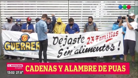 Tensión extrema por los trabajadores despedidos en una fábrica