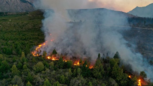El incendio en el Bolsón ya consumió 10 mil hectáreas y temen que afecte una planta de gas