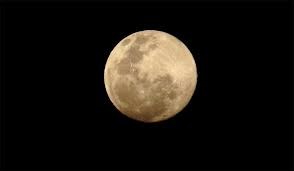 Las personas duermen menos la noches antes de la luna llena