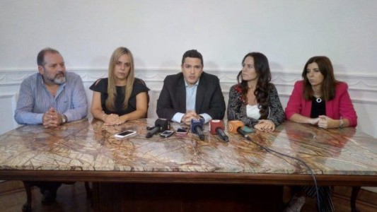 Cuestionan a municipio y provincia por auspiciar un evento cultural junto a un partido político