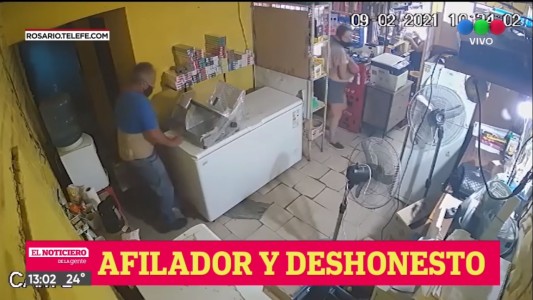 Descubrieron a un afilador de cuchillos robando atados de cigarrillos