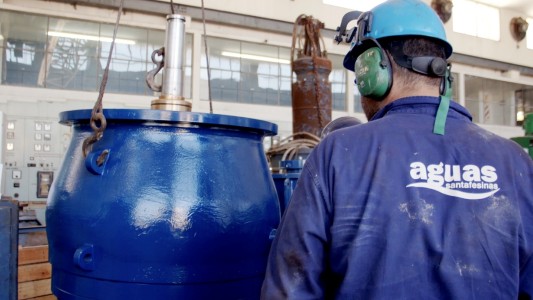 Agua de río. Se puso en marcha una nueva bomba de captación en el Paraná
